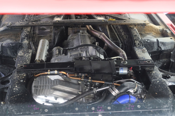 ダイハツK-OPENランニングプロト（※エンジンルームの下面を鏡に映した様子）