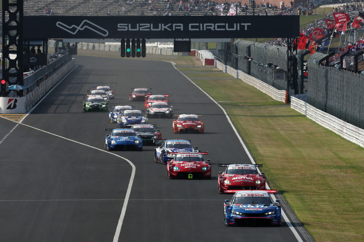 GT500クラスのスタートシーン。