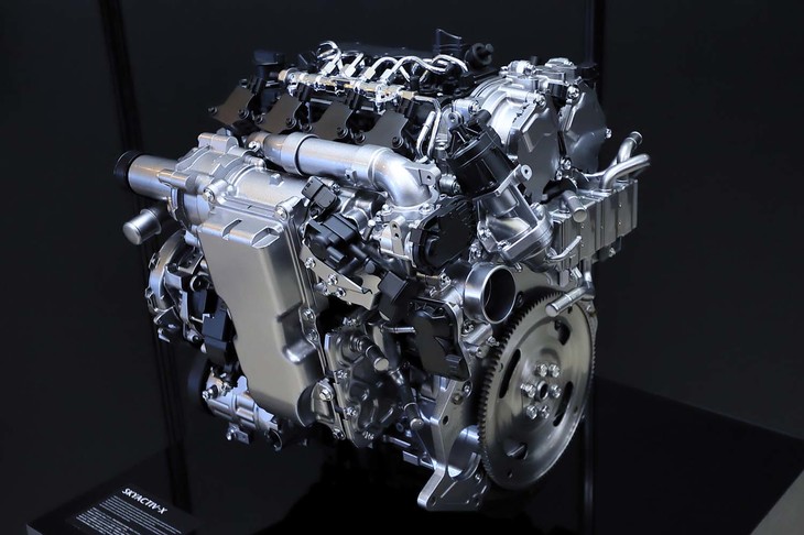 ボア×ストロークは既存の「スカイアクティブG 2.0」と同じ83.5×91.2mm。高圧噴射システムやマツダが高応答エアサプライシステムと呼ぶスーパーチャージャーを備えている。