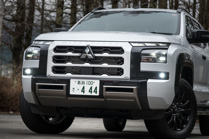 デザインコンセプトは「BEAST MODE」。鋭い眼光を放つのはデイタイムラインニングライトで、その下に3眼式のヘッドランプをレイアウトしている。