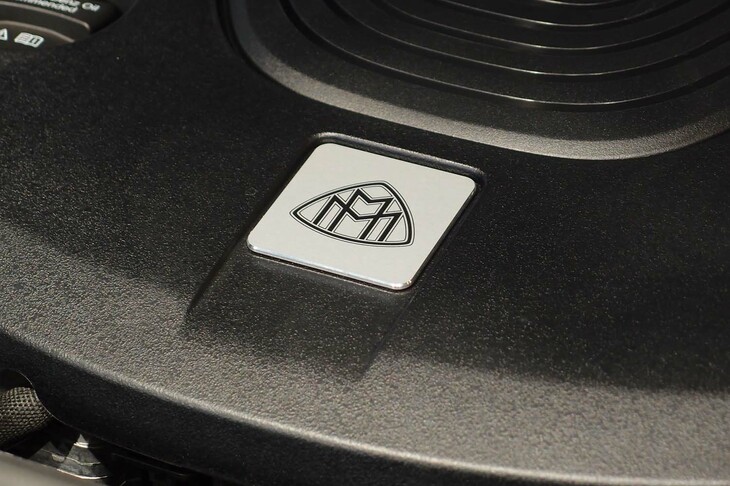 メルセデス・マイバッハS680 4MATICエディション100（エンジンカバーのエンブレム）