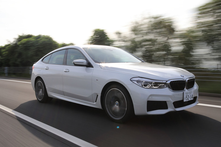 「640i xDriveグランツーリスモMスポーツ」には、アダプティブエアサスペンションが標準装備となっており、積載量や速度に応じて車高を自動調整する。