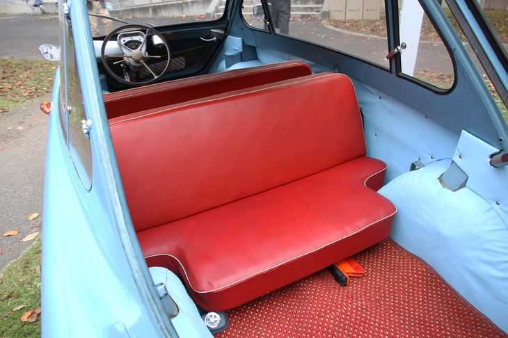 リアシートの座面はタイヤハウスで左右端が削られているが、子ども2人ならば十分なスペースがある。