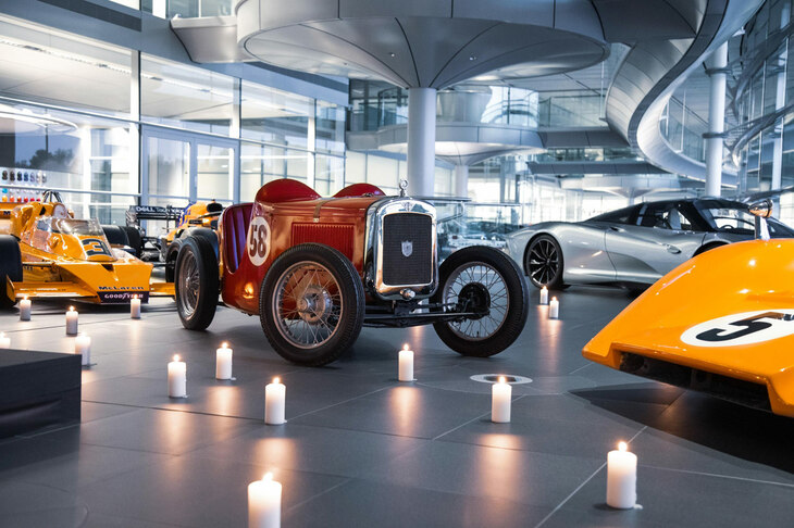 2020年にマクラーレンテクノロジーセンターで行われた、ブルース・マクラーレンの没後50年の式典より、マクラーレンが駆ったとされる「オースチン・セブン」のレーシングカー（写真中央）。