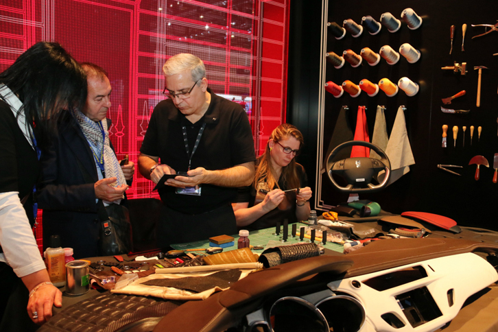 2015年のジュネーブモーターショーにおけるDSブースで。クラフトマンシップを駆使した多彩なコンフィギュレーションをアピールするコーナー。