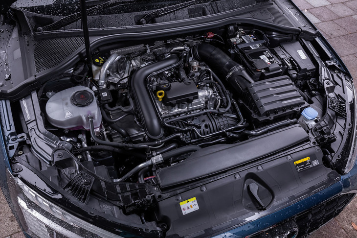最高出力110PS、最大トルク200N・mを発生する1リッター直3ターボエンジン「30 TFSI」。ベルト駆動式のオルタネータースターターと48Vリチウムイオンバッテリーを用いたマイルドハイブリッドシステムが組み込まれている。