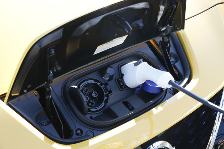 「リーフ」の充電ポートは車体前方に設けられている。写真左が急速充電用のもので、約40分で80％充電可能。右は普通充電用で、3kWでは満充電まで約16時間、6kWの場合は約8時間を要する。