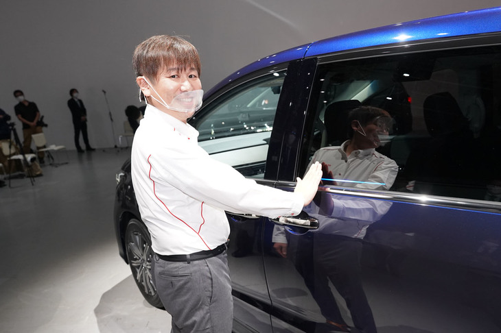 「ジェスチャーコントロールパワースライドドア」について教えてくれた、本田技研工業の賀川賢一郎氏。