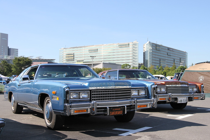 色違いで2台並んだ、最高級パーソナルカーである1978年「キャデラック・エルドラド」。全長5.7m近い巨大なボディーは、翌1979年にダウンサイズされてしまう。