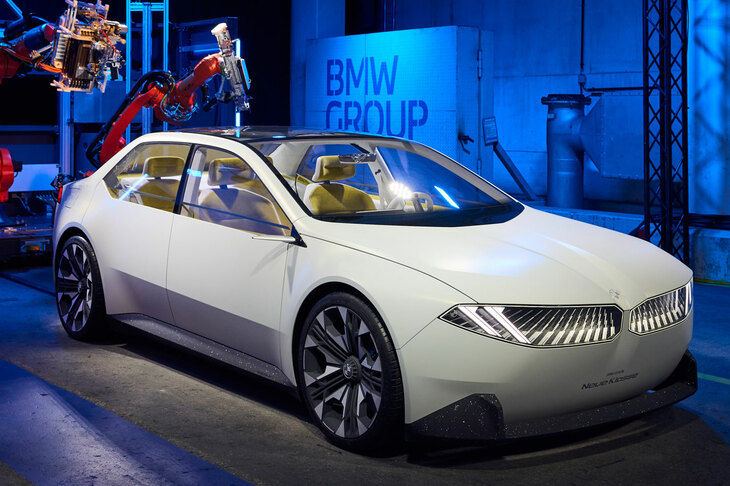 2023年9月に発表されたBMWのコンセプトモデル「ビジョン ノイエクラッセ」。同車のデザインモチーフは、広く市販車にも取り入れられていくというが……。