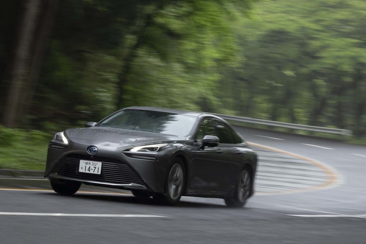 【トヨタ・ミライG“Aパッケージ”のスペック】
	ボディーサイズ：全長×全幅×全高＝4975×1885×1470mm／ホイールベース：2920mm／車重：1920kg／駆動方式：FWD／モーター：交流同期電動機／最高出力：182PS（134kW）/6940rpm／最大トルク：300N・m（30.6kgf・m）/0-3267rpm／タイヤ：（前）235/55R19 101V／（後）235/55R19 101V（ダンロップSPスポーツマックス050）／燃費：135.0km/kg（WLTCモード）／価格：735万円
	
	【取材時の燃費データ】
	テスト距離：284.5km（市街地1：高速道路7：山岳路2）／使用燃料：3.7kg（圧縮水素）／参考燃費：76.9km/kg（満タン法）／80.0km/kg（車載燃費計計測値）