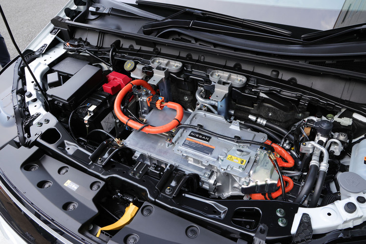 「リーフB7」のフロントに積まれる駆動用モーターは最高出力218PS、最大トルク355N・mを発生。WLTCモードの一充電走行距離は新型リーフにおいて最も長い「B7 X」の場合で702km、今回試乗した「B7 G」の「プロパイロット2.0」搭載車で670kmとされている。