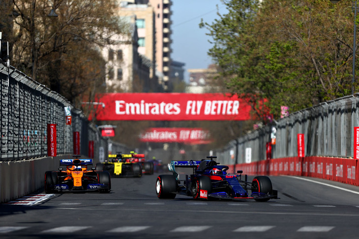 金曜日に25歳の誕生日を迎えたトロロッソのダニール・クビアト（写真右）は、今年チーム初となる予選Q3進出を果たし6番グリッドを獲得。だが、ポイント圏内の10位を走っていたレース中盤に不運に見舞われてしまう。後方から迫ってきていたルノーのダニエル・リカルドにインから仕掛けられるも、リカルドはターンで曲がりきれずエスケープロードに突っ込んで停止。ルノーに邪魔され曲がり損ねたクビアトもマシンを止めざるを得なかった。クビアトがコースに復帰しようとしていたところに、リカルドのルノーがリバースギアでバックしてきて2台は接触、双方リタイアする羽目に。レース後、リカルドには次戦スペインGPでの3グリッド降格ペナルティーが言い渡された。トロロッソのもう1台、アレクサンダー・アルボンは11番グリッドから11位完走、入賞まであと一歩足らなかった。（Photo=Toro Rosso）