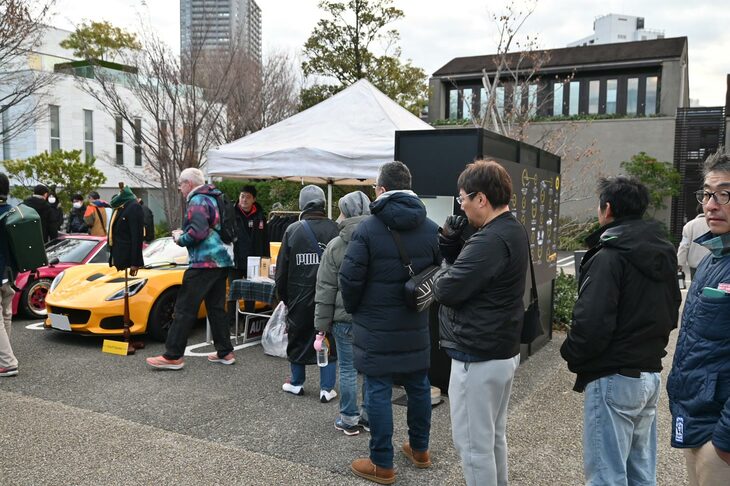 冬本番ではないものの、さすがに12月下旬の朝は寒い。振る舞われたホットコーヒーには長蛇の列ができてきた。