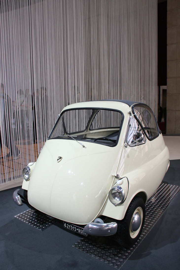 「BMWイセッタ」のオリジナルである「イソ・イセッタ」。BMW版とはヘッドランプの位置が異なる。