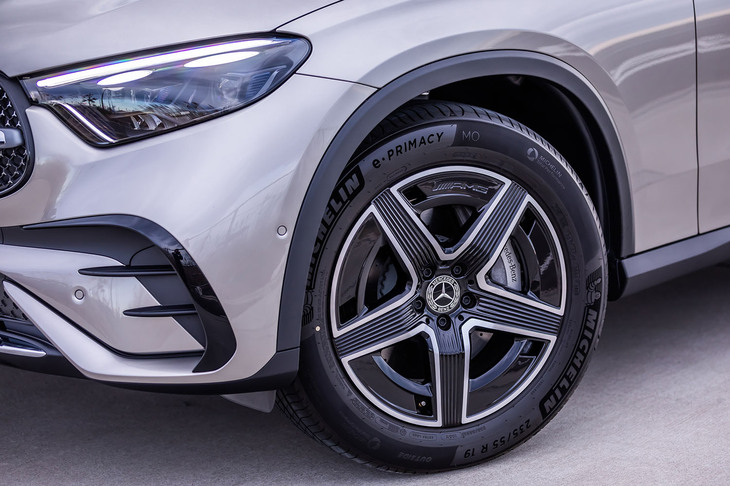 「19インチAMG 5スポークアルミホイール」は「AMGラインパッケージ」に含まれるオプションアイテム。今回の試乗車には235/55R19サイズの「ミシュランeプライマシー」タイヤが装着されていた。