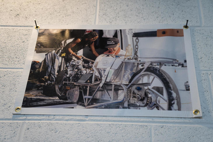 写真家であるKimberly Maroonの展示。今回はレースやカスタムなど、モーターサイクルシーンで活動する女性にフォーカスした作品を発表した。工事用テント素材に写真を直接プリントする技法を用いており、その四隅にOリングを打ち込み、コンクリートの壁に直接打ったクギに作品を掛けて展示していた