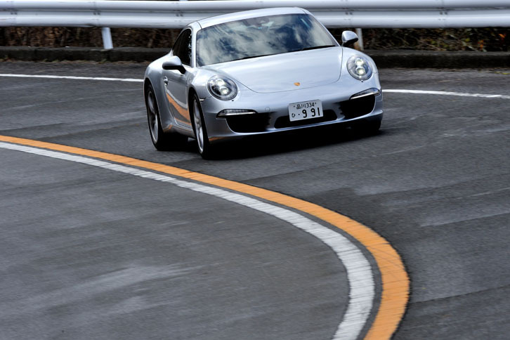 スポーツカーは主観的な乗り物。自分の意のままに操れなければ興ざめだ。