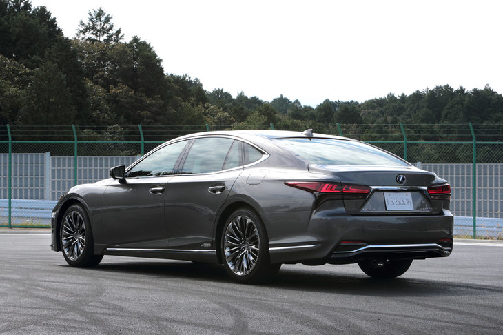 今回のマイナーチェンジは快適性の向上とインフォテインメントシステム、ADASの進化に力点を置いたもの。正式発表前のモデルということで、詳細なスペックは明らかにされなかった。