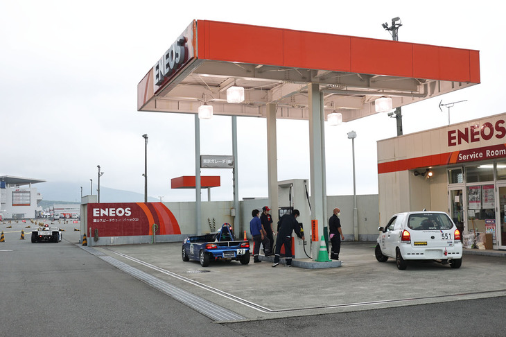 給油中の光景。トータルの使用燃料量、一回あたりの給油量、給油回数に加えて、ガソリンスタンドに至るルートや制限速度などもキッチリと管理されている。