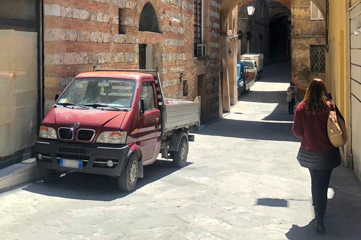 東風小康（DFSK）の「Kシリーズ」トラック。シエナ旧市街で2019年5月。