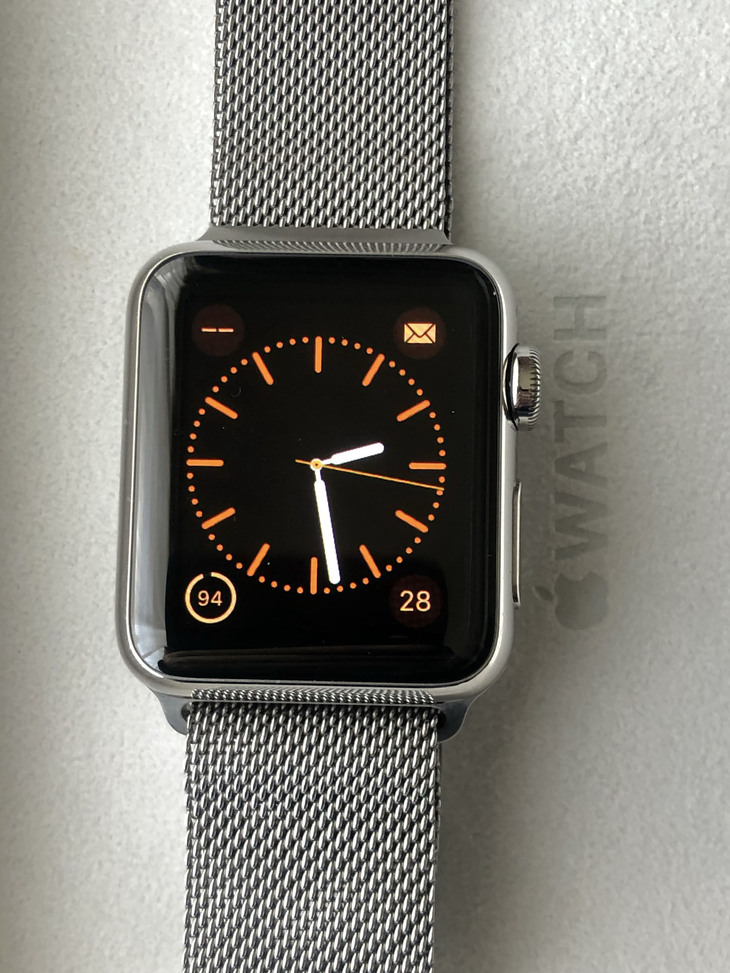 「アップルウオッチ・シリーズ1」。筆者の場合、非接触型決済対応になった「シリーズ2」からは、さらに手放せなくなってしまった。