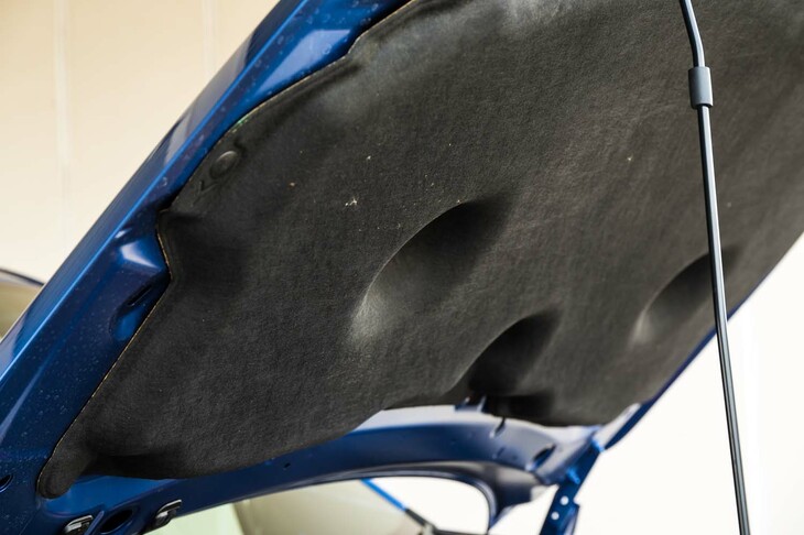 ボンネットの裏側に備わる、分厚いグラスウールの吸・遮音材。新型「フォレスター」は静粛性を高める施策が徹底しており、オーディオメーカーの関係者も「おかげで開発が楽でした」という。