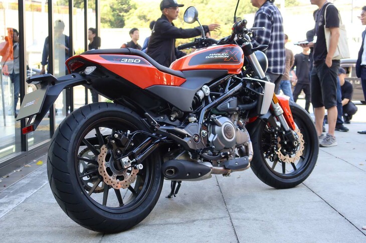 「X350」（写真）は、ダートトラッカーを思わせるデザインが特徴。対する「X500」はアメリカンロードスタースタイルをまとう。