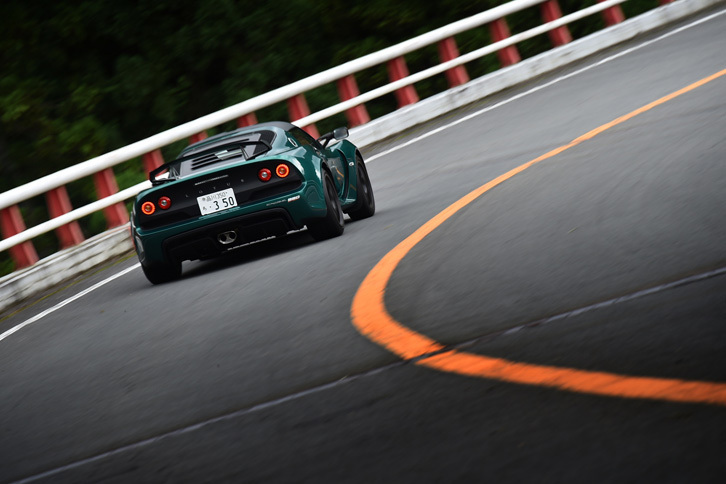 「エキシージ スポーツ350」の車両重量は1125kgだが、通常のものより5kg軽い軽量鍛造アルミホイールなどのオプションを組み合わせれば、1115kgまで軽量化することもできるという。