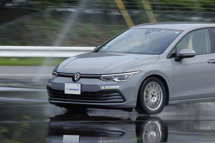 2025年3月に販売が開始された「ミシュラン・プライマシー5」。今回は報道関係者向けにテストコースで行われた試走会の様子を報告する。