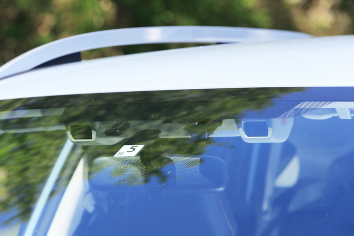 運転支援システム「アイサイト」のカメラユニット。スバルは2017年6月に、幅広い車速域での操舵支援機能を実現した改良型アイサイトを発表しているが、「XV」のシステムは改良前のものとなっている。