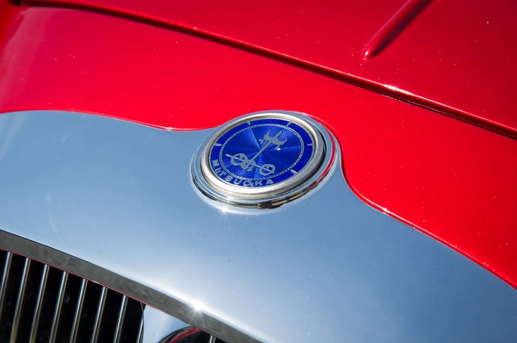 フロントエンドに備わる七宝焼のエンブレムは、お値段1万6200円のオプション装備。