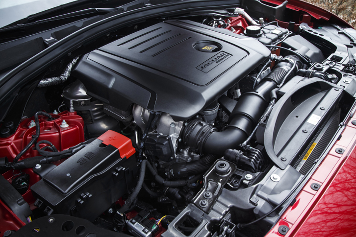 「Fペース 20d Rスポーツ」のディーゼルエンジン。1750rpmの低回転域から、最大トルク43.8kgmを発生する。