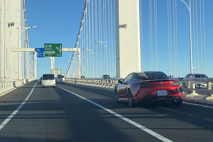 「クラウン クロスオーバー」でレインボーブリッジを渡っていたら、「パオーン」という快音を響かせる「レクサスLC」にぶち抜かれた。さすがトヨタの5リッターV8はいい音がする。