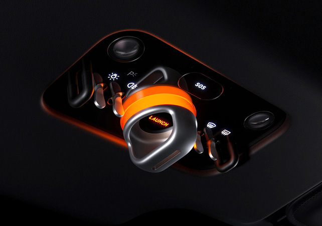 ローンチコントロールのスイッチは、前席の頭上に。“特別な儀式”を意識させる演出である。