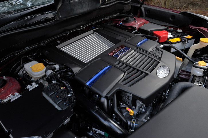 「2.0XT EyeSight」に搭載される2リッター水平対向4気筒直噴ターボエンジン。280psの最高出力と35.7kgmの最大トルクを発生する。