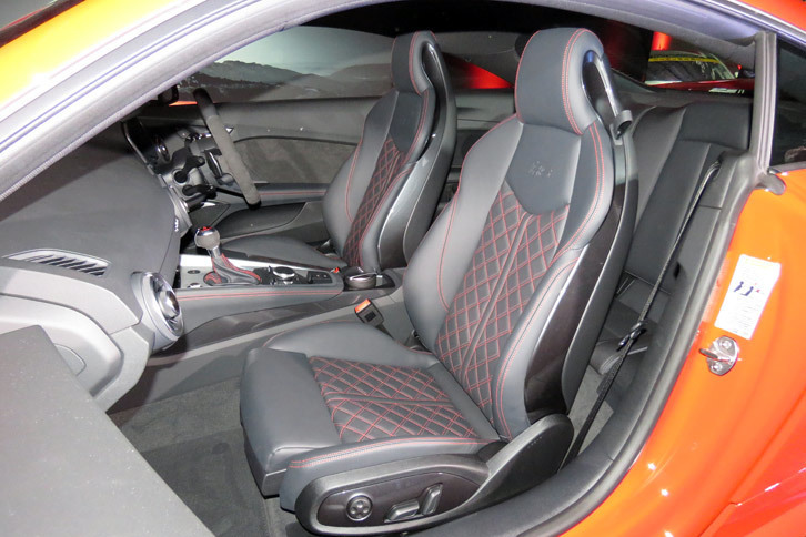 アウディTT RSクーペ（シート）