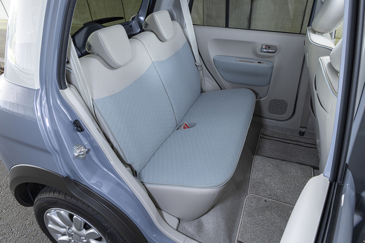 後席の足元はこんなに広いが、シートが平面的なのでホールド感はいまひとつ。
