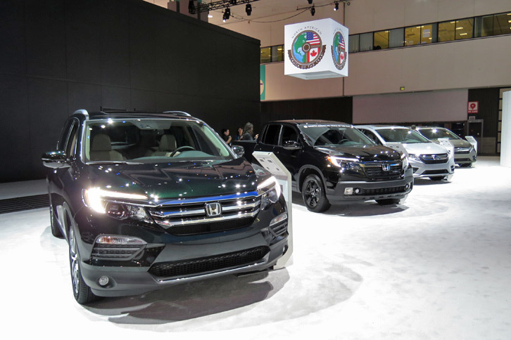 ミニバンやSUVの展示コーナー。