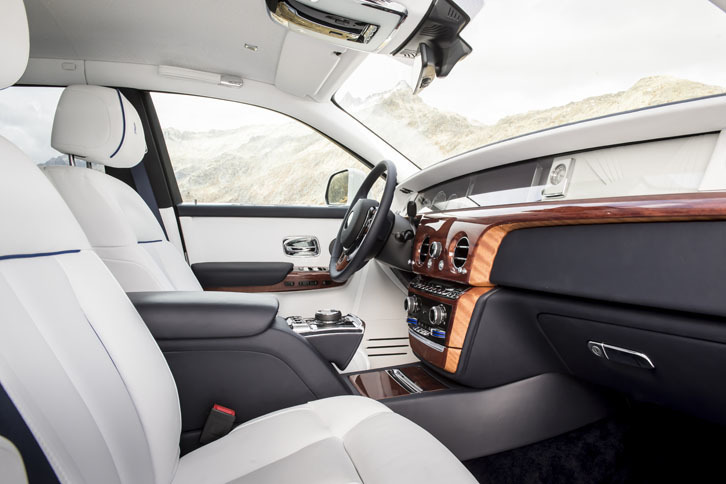 助手席前方のパネルは“ザ・ギャラリー”と呼ばれ、オーナーの好みの写真や絵画などを展示するスペースとして活用することができる。