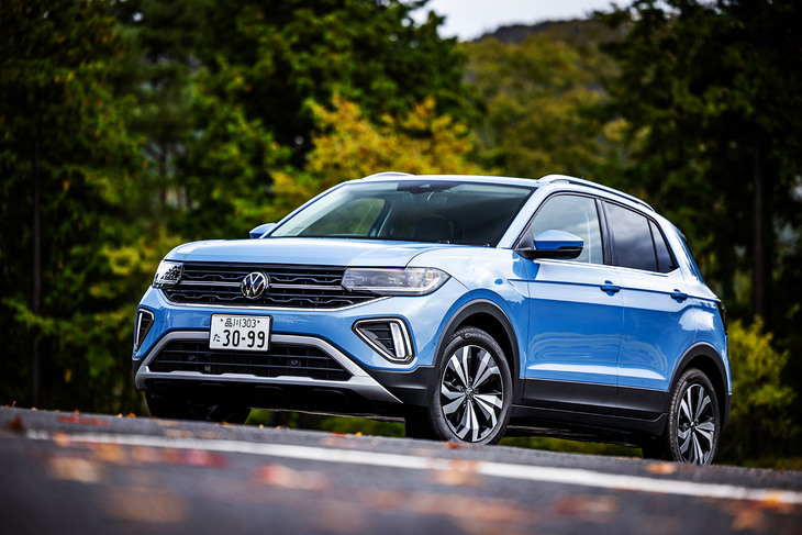 2024年7月に日本導入が発表された「フォルクスワーゲンTクロス」のマイナーチェンジモデル。今回はラインナップの中間グレードに位置し、最量販モデルと紹介される「TSIスタイル」に試乗した。車両本体価格は359万9000円。