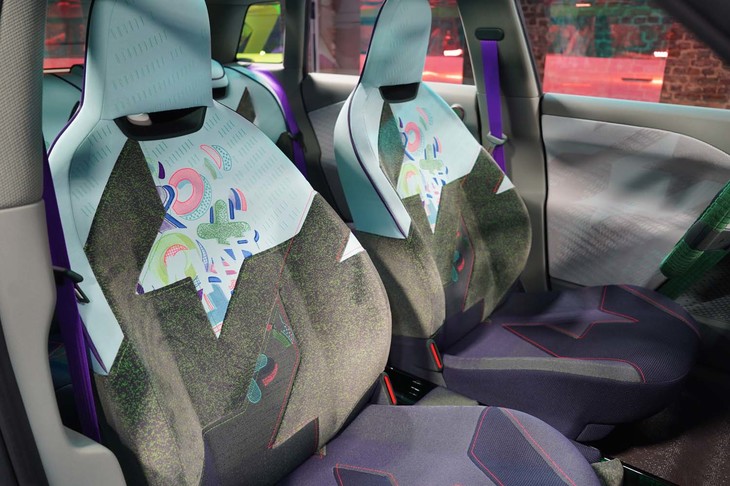 シートはヘッドレスト一体型。表皮はフラットニットとベルベットベロア、ワッフル織のファブリックなどが組み合わされている。