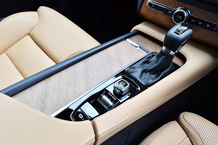 トランスミッションは8段AT。シフトレバーのそばには、エンジンのスタートスイッチや走行モードのセレクターなどが並ぶ。