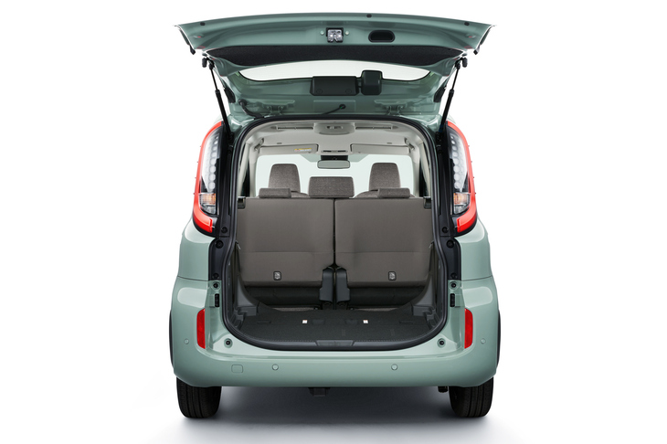 3列目シートの格納はユニークで、背もたれを倒した後に2列目シートの下にしまい込む方式だ。初代から受け継がれる、「シエンタ」伝統のシートアレンジである。