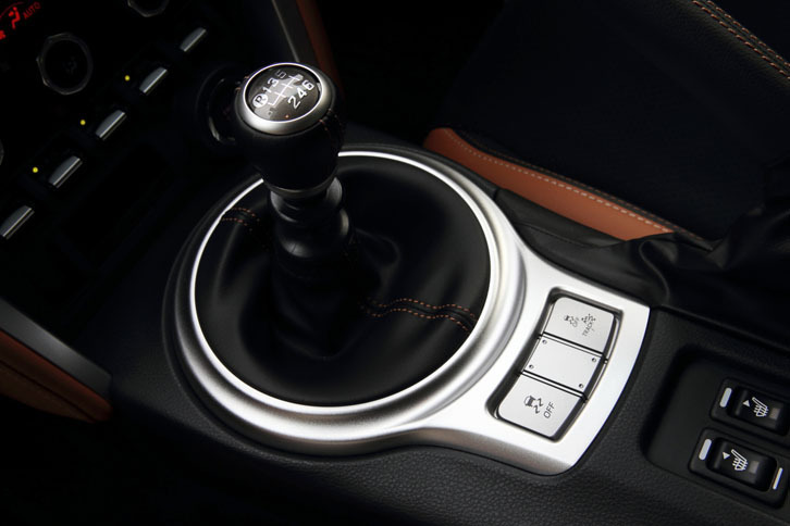 トランスミッションには6段MTと6段ATを設定。6段MT車については、最終減速比が4.1から4.3に変更された。