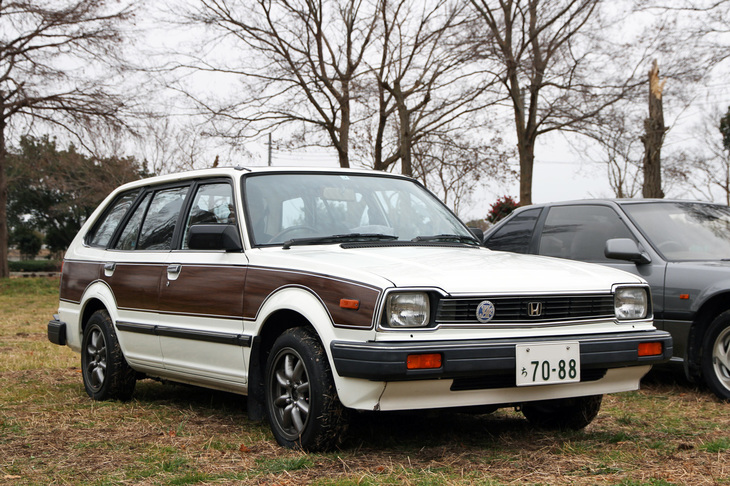 前出の2代目「シビック」のバリエーションである「シビック カントリー」。リアサスペンションをストラットの独立からリーフリジッドに替えたシャシーとボディーは4ナンバーの商用バンと共通だが、ホンダ初となる5ナンバーの乗用ワゴンだった（8ナンバーの軽ワゴンは初代「ライフ」に存在した）。ボディーサイドの木目パネルはオプション。