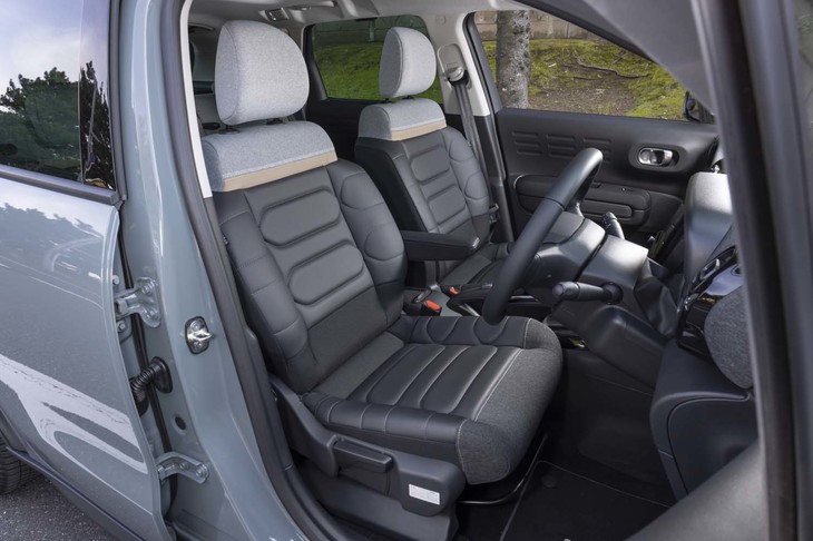 「C5エアクロスSUV」などと同じ「アドバンストコンフォートシート」を新たに採用。フォームの厚みは2mmから15mmへと大幅にアップしている。