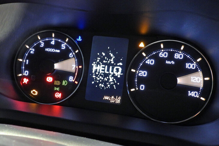 ダイハツ・ムーヴRS（メーターパネルのウェルカムアニメーション）