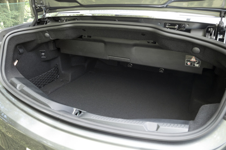 トランクルームの容量は、ソフトトップを開けたときが385リッターで、閉めたとき（写真）が310リッター。