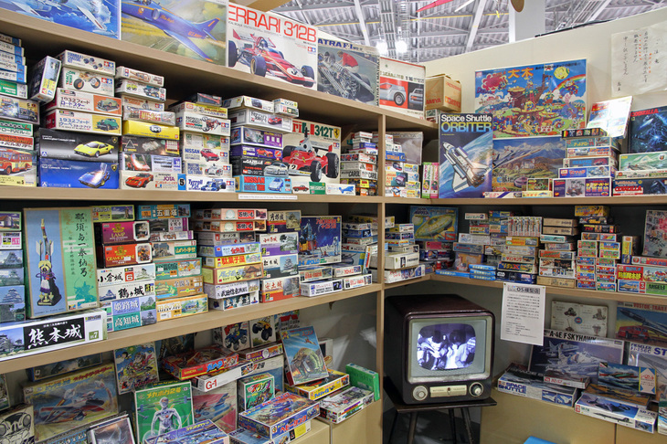 タイムスリップしたような「OS模型店」の店内。一角に置かれたモニターディスプレイ、もとい14インチの白黒テレビの画面には、円谷プロ製作の空想TVドラマ『ウルトラQ』が流れていた。